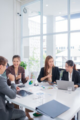 Obraz premium Group of Asian business people meeting and presenting work in the office