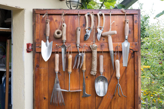 Anordnung Garten hand ger&auml;te mit Holzgriffen