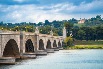 Fototapeta premium Arlington Memorial Bridge and Arlington National Cemetery in Washington DC view