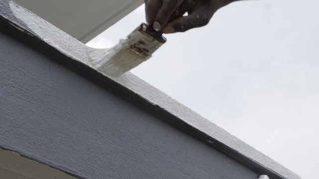 Effortlessly Smoothing Your Cement Surface - A Master's Touch