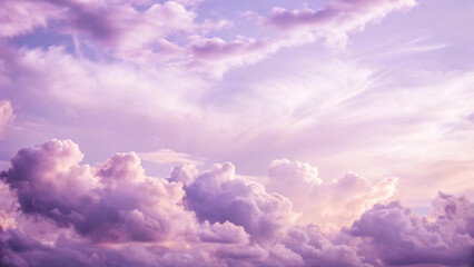 Obraz premium Beautiful soft pastel sky dominated by fluffy lavender clouds and delicate hues