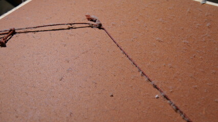 埃が付着した紐　絵画のフレームの裏側