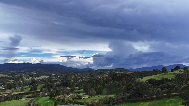 Video a&eacute;reo realizado con drone en El Alto de las Palmas, entre Medell&iacute;n y Envigado. no solo se puede observar el hermoso paisaje, sino tambi&eacute;n el espl&eacute;ndido desarrollo de la zona.