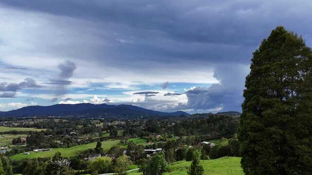 Video a&eacute;reo realizado con drone en El Alto de las Palmas, entre Medell&iacute;n y Envigado. no solo se puede observar el hermoso paisaje, sino tambi&eacute;n el espl&eacute;ndido desarrollo de la zona.