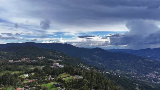 Video a&eacute;reo realizado con drone en El Alto de las Palmas, entre Medell&iacute;n y Envigado. no solo se puede observar el hermoso paisaje, sino tambi&eacute;n el espl&eacute;ndido desarrollo de la zona.