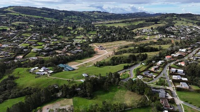 Video a&eacute;reo realizado con drone en El Alto de las Palmas, entre Medell&iacute;n y Envigado. no solo se puede observar el hermoso paisaje, sino tambi&eacute;n el espl&eacute;ndido desarrollo de la zona.