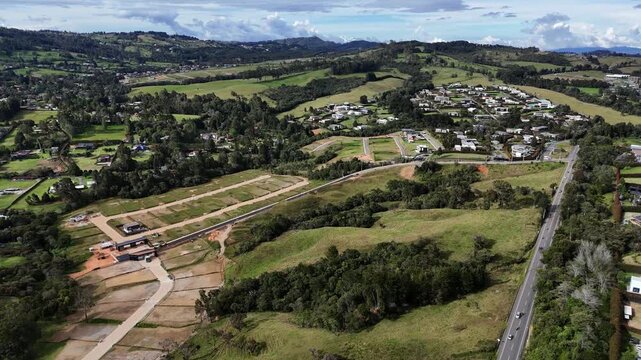 Video a&eacute;reo realizado con drone en El Alto de las Palmas, entre Medell&iacute;n y Envigado. no solo se puede observar el hermoso paisaje, sino tambi&eacute;n el espl&eacute;ndido desarrollo de la zona.