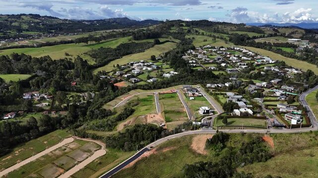 Video a&eacute;reo realizado con drone en El Alto de las Palmas, entre Medell&iacute;n y Envigado. no solo se puede observar el hermoso paisaje, sino tambi&eacute;n el espl&eacute;ndido desarrollo de la zona.