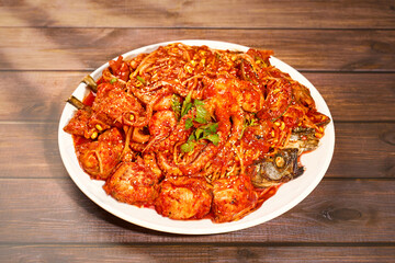 코다리 아구찜이 접시에 담겨 놓여 있는 모습