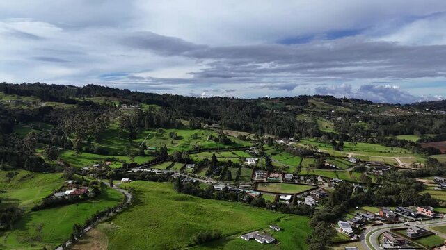 Video a&eacute;reo realizado con drone en El Alto de las Palmas, entre Medell&iacute;n y Envigado. no solo se puede observar el hermoso paisaje, sino tambi&eacute;n el espl&eacute;ndido desarrollo de la zona.