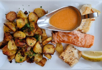 gebratener Fisch mit frischen Beilagen