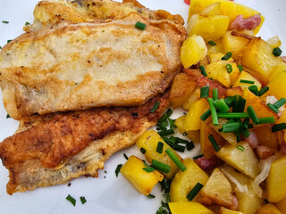 gebratener Fisch mit frischen Beilagen