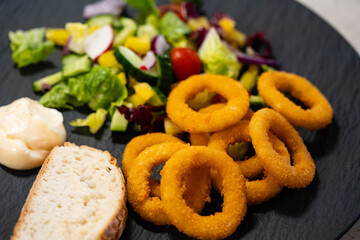 gebratener Fisch mit frischen Beilagen