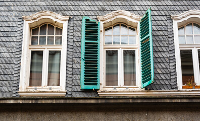 Grüne Fensterläden an einem mit Schieferplatten gedeckten Haus in der Wuppertaler Alstadt, Wuppertal, Deutschland