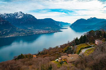 Obraz premium Scenic Lake with Snow-Capped Mountains in the Background