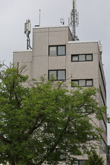 A high-rise building with antennas on the roof.