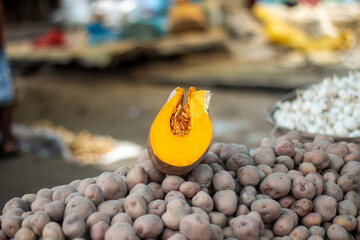 Many potatoes are in the market