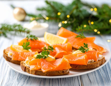 toasts au saumon fum&eacute; sur une table de f&ecirc;te