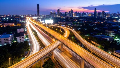 Obraz premium Dramatic illuminated urban skyline view with bustling highway traffic at twilight