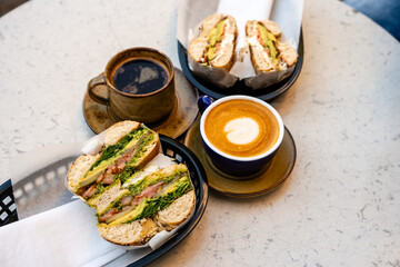 Zwei Bagels mit Kaffee auf einem Marmortisch in einem modernen Café
