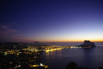 Primeras luces en el cielo del amanecer en Calpe con el Pe&ntilde;&oacute;n de Ifach y el Mar Mediterr&aacute;neo. Alicante. Espa&ntilde;a