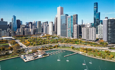 Naklejka premium Cityscape with fall city park. Chicago cityscape skyline architecture. Skyscraper landscape. Chicago cityscape marina. Chicago downtown city and marina skyline. Autumn city landscape. Aerial view