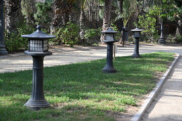 żeliwne lampiony w stylu japońskim w parku palmowym © Miroslaw