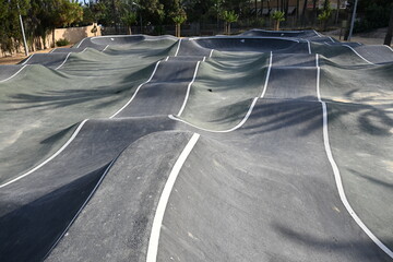 profesjonalna trasa asfaltowa do jeżdżenia na rolkach i hulajnogach w parku dla dzieci  © Miroslaw