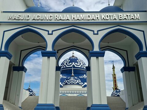 The magnificent and sturdy gate of the Grand Mosque of Batam, Indonesia