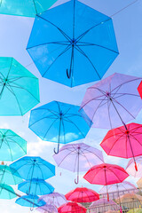 夏の晴れた日の夕空を覆うカラフルなアンブレラスカイ