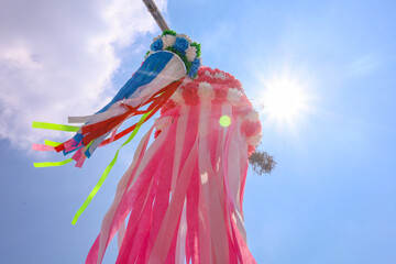 夏の青空と太陽、風に揺れる吹き流し