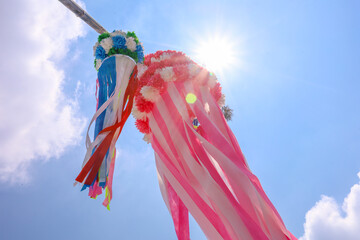 夏の青空と太陽、風に揺れる吹き流し