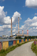 Elektrownia na wodą z wielkimi kominami. © FotoDax