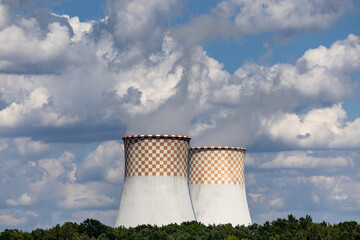 Elektrownia na wodą z wielkimi kominami. © FotoDax