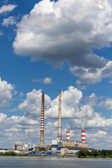 Elektrownia na wodą z wielkimi kominami. © FotoDax