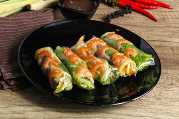 Vietnamese spring roll with prawn and mango