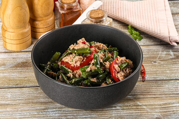 Salad with canned tuna and beans