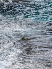 Fototapeta premium Waves passing over rocks in the sea
