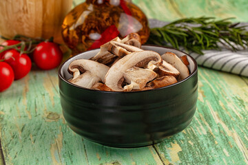 Sliced raw brown royal champignon