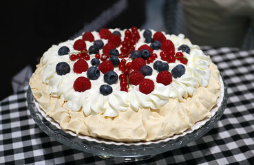tarta casera artesanal de merengue y nata con frutos rojos del bosque
