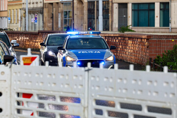 Żółto srebrny radiowóz służbowy policji w mieście © FotoDax