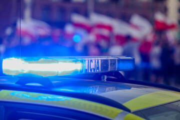 Żółto srebrny radiowóz służbowy policji w mieście © FotoDax