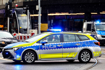 Policja polska alarmowo wieczorem na ulicy. © FotoDax