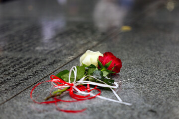 Wiązanka dwie róże na mogile pamiątkowej  © FotoDax