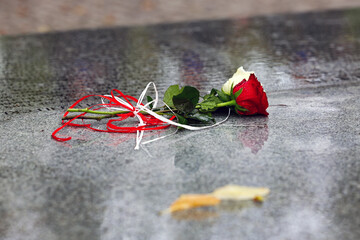 Wiązanka dwie róże na mogile pamiątkowej  © FotoDax