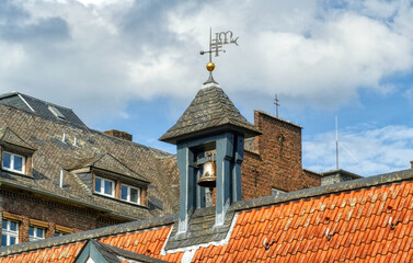 Historischer Glockenturm auf dem Dach eines Stifts in Kaiserswerth