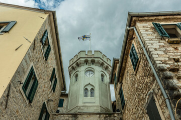 Wieża z zegarem w miasteczku Herceg Novi w Czarnogórze © fotozen