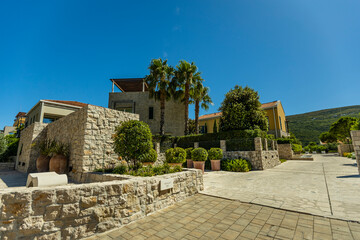 Uliczka w kurorcie Đenovići Kumbor w Czarnog&oacute;rze. 