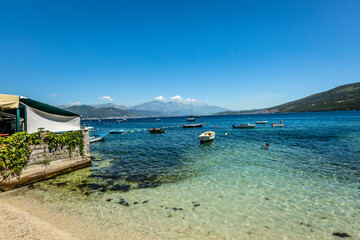 Đenovići w Czarnog&oacute;rze - plaże i ł&oacute;dki. 