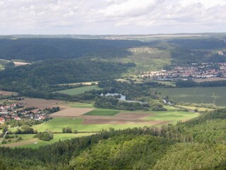 Obraz premium Eine Wanderung zum Heldrastein bei Treffurt mit dem Aussichtsturm 